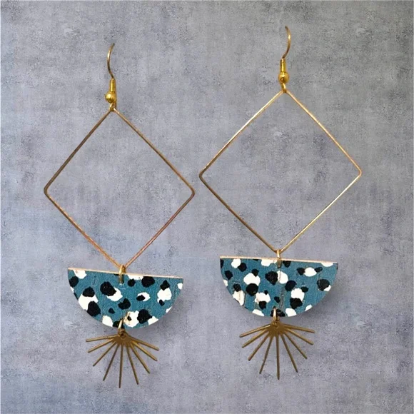 4” Never Worn Lightweight Dangle gold earrings local boutique‼️must bundle ‼️ - Picture 8 of 8